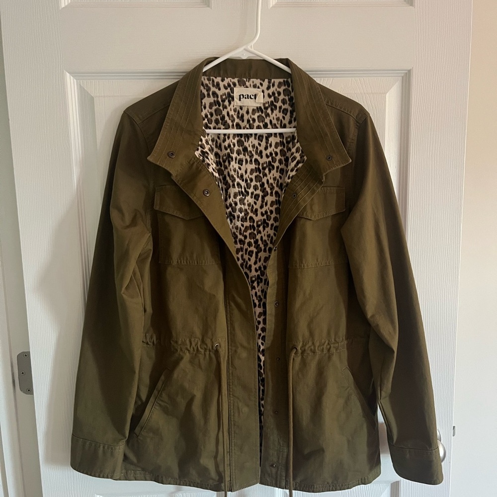 Pact Women’s Organic Cotton and Elastin Utility Jacket in Olive Green, Sz M.